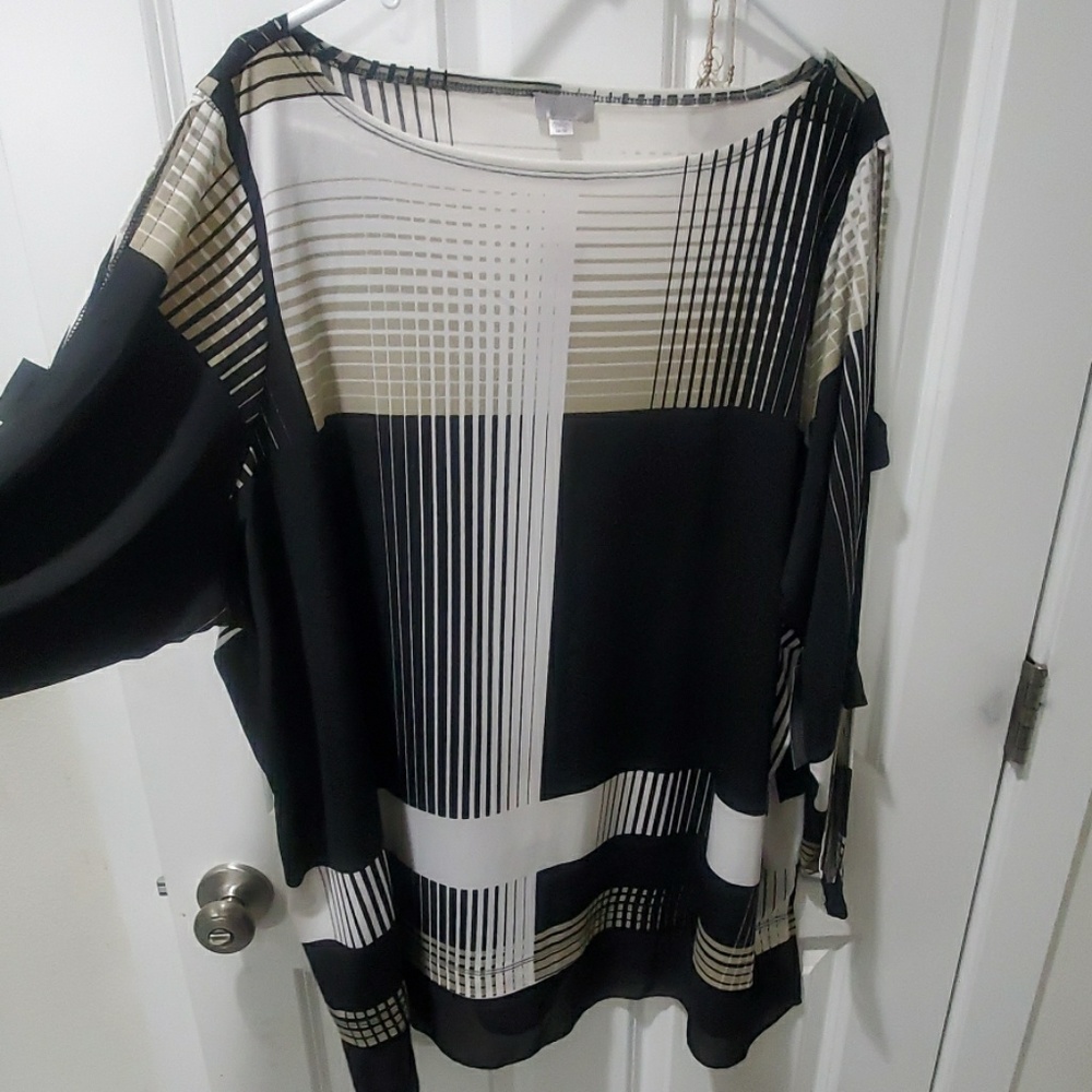Black and white cold arm blouse